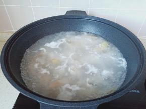 开大火煮开中火炖半小时左右。