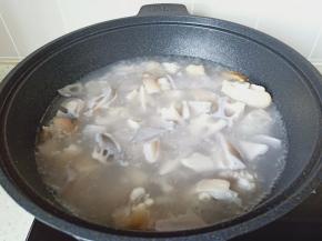 猪蹄炖到半小时后加入莲藕块继续炖半小时。