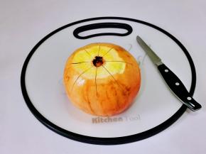 石榴冷水冲洗，再切花刀。