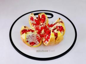 这样掰开，石榴果肉很容易剥下来。