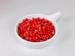 全部剥好的石榴，如果有水分可以用厨房纸巾擦干。