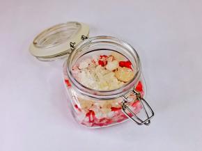 加入一层冰糖，再加入一层石榴果肉。