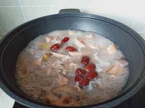 加入红枣炖煮10分钟。