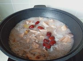 加入红枣炖煮10分钟。