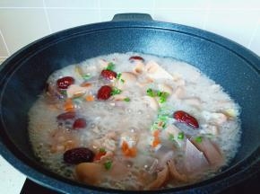 出锅前撒点葱花，加鸡精调味，关火就可以品尝美美哒汤汁。