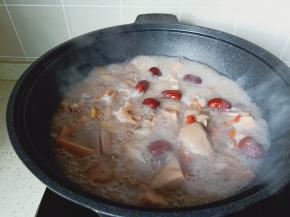 出锅前五分钟加入枸杞一起炖。