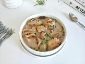 经过长时间的炖煮，莲藕猪蹄汤特别好喝。