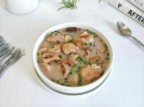 经过长时间的炖煮，莲藕猪蹄汤特别好喝。