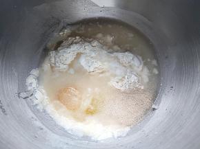 将除葡萄干和南瓜子之外的其它材料投入打面桶中。盐和糖要分开放，酵母不能碰到盐。天气很冷时，可以不放盐。不同牌子的面粉吸水量不一样，水量最好预留10克左右，看情况再添加。