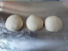 将打好的面团平均分成三份。因为现在比较干燥，在操作时，最好盖一张保鲜膜，或将一块干净的毛巾打湿然后拧干盖在面团上。