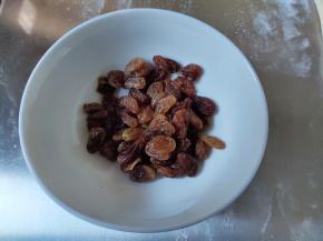 葡萄干提前用温水泡发，洗干净，用厨房纸吸去多余的水分。如果有朗姆酒就更好，用朗姆酒泡发则风味更好。