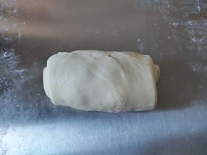 将面片卷起，边缘捏紧。如果有点干不好捏，可以在边缘处粘一点点水，这样就好捏紧了。