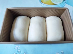 吐司发到盒子高度的8成时，烤箱开始预热。我是190度预热了10分钟。一般天气越冷，预热的时间就要长一点，这样温度才能达到预想的条件。然后170-180度左右，烤了40分钟。温度和时间仅供参考，因为每个人的烤箱不一样，模具也不一样，需要自己调节的。