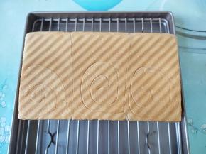 吐司烤好后，从烤箱取出吐司盒，打开盖子，在桌子上磕几下，然后倒出吐司，让吐司侧躺着晾至手温，装袋密封保存，可以手撕也可以切片吃，尽快吃完。