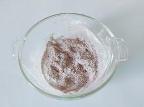 将酥皮里面的低筋面粉与可可粉混合搅拌均匀。