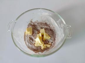 软化好的黄油加白糖打发均匀，再加入过筛好的低筋面粉，搅拌成团放保鲜膜上面，用擀面杖摊平，擀薄，放冰箱冷冻半小时后取出再用（黄油提前从冷冻箱拿出来软化。）