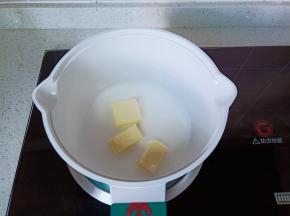 奶锅里放入牛奶、黄油、绵白糖、盐开小火将黄油融化。