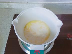 煮到牛奶沸腾即可关火（煮至期间全程开小火）