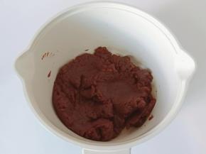 把锅拿下来，快速将粉倒入奶锅中，用翻拌刀翻拌至无颗粒。