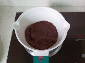 再次用小火将面糊不断地用刮刀翻拌面糊，加热一分半钟左右（如果不是不粘锅，锅底会有薄薄的一层膜就可以关火）