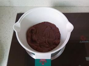 再次用小火将面糊不断地用刮刀翻拌面糊，加热一分半钟左右（如果不是不粘锅，锅底会有薄薄的一层膜就可以关火）