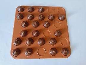 把面糊装入裱花袋，挤到烤盘中（裱花嘴与烤盘留一点距离再挤，挤的时候要垂直向下快速挤好，不要挤歪）