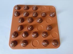 把面糊装入裱花袋，挤到烤盘中（裱花嘴与烤盘留一点距离再挤，挤的时候要垂直向下快速挤好，不要挤歪）