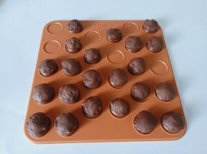 将冻好的酥皮用模型按成圆形，盖在泡芙面糊上面。