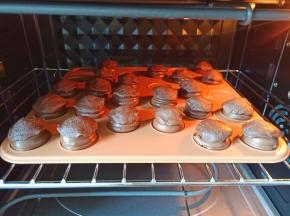 烤箱190度预热，烤箱下层180度，上层190先烤15分钟（大火烤可以让泡芙快速膨胀）再170度烤10分钟（调整170是为了让泡芙定型与上色）再150度烤10分钟左右就可以了！具体时间根据自家烤箱温度来调整。烤的时候不能开烤箱，不然泡芙要塌陷。