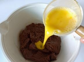 炒好的面团摊开晾至温热不烫手，少量多次加入鸡蛋液，用刮刀翻拌面糊吸收（鸡蛋用常温的）