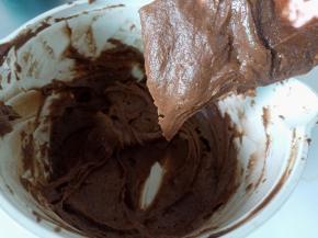 提起刮刀面糊呈现倒三角就可以停止加鸡蛋液。