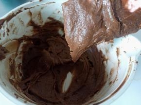 提起刮刀面糊呈现倒三角就可以停止加鸡蛋液。