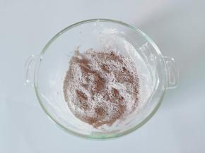 把面糊里面的低筋面粉与可可粉提前过筛拌均匀备用。