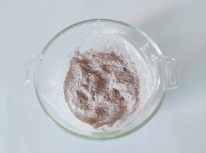 把面糊里面的低筋面粉与可可粉提前过筛拌均匀备用。