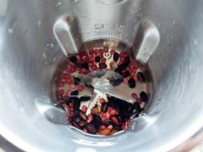 将泡好的豆子倒入豆浆机中。