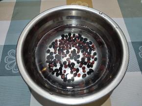 将黑豆和红豆洗干净，浸泡几小时。