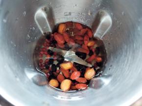 花生和枸杞也洗干净加入。