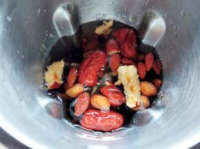 红枣洗干净，去掉核，撕成几块，也加入豆浆机中。然后加水至刻度线，启动机器开始打豆浆。