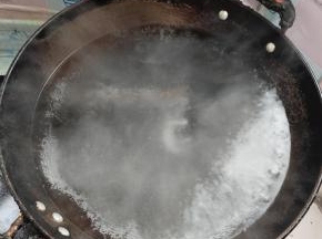 水烧开，放入一勺盐！