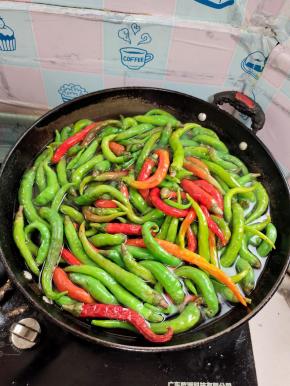 放入尖椒焯水30秒左右，浅绿色变深绿！