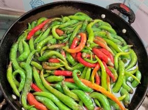 放入尖椒焯水30秒左右，浅绿色变深绿！