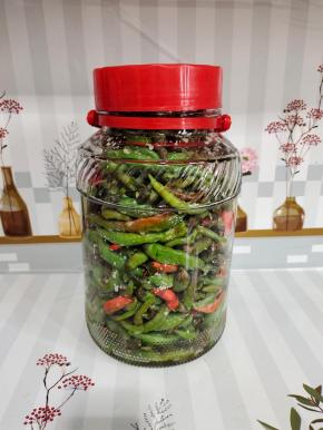 放入无油无水干净的玻璃瓶中，密封发酵20天左右就可以吃了！（玻璃瓶清洗干净后，倒入适量的开水烫一下，晾干水分，或者擦干水分，这样腌制出来的东西不会变质！）