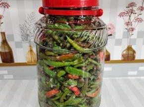 放入无油无水干净的玻璃瓶中，密封发酵20天左右就可以吃了！（玻璃瓶清洗干净后，倒入适量的开水烫一下，晾干水分，或者擦干水分，这样腌制出来的东西不会变质！）