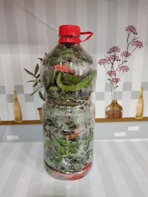 玻璃瓶没有装下，剩下的我装在干净的饮料瓶中，拧紧盖子可以放几年都不会坏，吃的时候直接把饮料瓶中间切开就可以轻松取出腌辣椒了!拿来炒魔芋，炒肉，炒牛肉，炒牛肚都特别好吃!