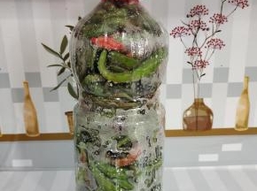 玻璃瓶没有装下，剩下的我装在干净的饮料瓶中，拧紧盖子可以放几年都不会坏，吃的时候直接把饮料瓶中间切开就可以轻松取出腌辣椒了!拿来炒魔芋，炒肉，炒牛肉，炒牛肚都特别好吃!