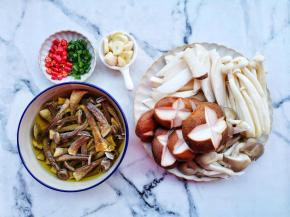 香菇切花刀，杏鲍菇切片，蟹味菇去蒂，平菇撕小块，鹿茸菇洗净温水浸泡。大蒜切蒜片，小米辣切圈，小葱切葱花备用。