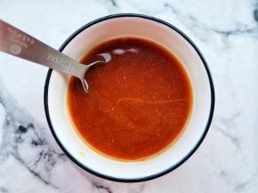 先来调个酱汁备用：生抽2勺，老抽半勺，蚝油1勺，盐半勺，糖半勺，淀粉1勺，加半碗水调匀。