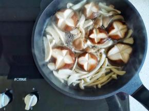 所有新鲜蘑菇放进开水里焯水3分钟捞出。