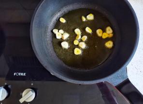 锅里放一点油，油热放入蒜片炒香，