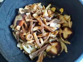 放入所有菌菇翻炒均匀，